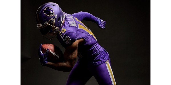 Les Ravens de Baltimore utilisent des casques violets pour la première fois en 30 ans Les Ravens de Baltimore utilisent des casques violets pour la première fois en 30 ans
